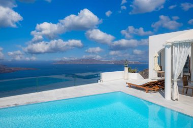 Otelde lüks bir yüzme havuzu