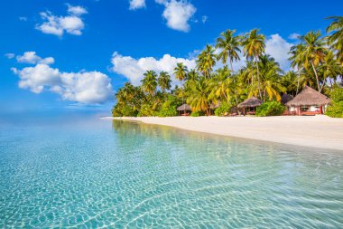 En iyi yaz sahili manzarası. Sakin tropikal ada, cennet kıyısı, deniz lagünü, ufuk, palmiye ağaçları ve kum dalgaları üzerinde güneşli gökyüzü. İnanılmaz bir tatil manzarası geçmişi var. Güzel tatil plajı