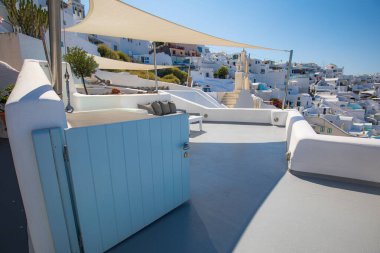 İnanılmaz panoramik manzara, lüks seyahat tatili. Oia şehir merdivenleri, Santorini adasında mavi kapılar, Yunanistan. Caldera, Ege denizi üzerinde mavi kubbeleri olan geleneksel ve ünlü evler ve kiliseler