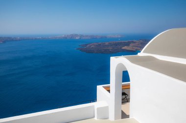 İnanılmaz panoramik manzara, lüks seyahat tatili. Oia şehir merdivenleri, Santorini adasında mavi kapılar, Yunanistan. Caldera, Ege denizi üzerinde mavi kubbeleri olan geleneksel ve ünlü evler ve kiliseler