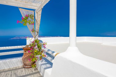 İnanılmaz panoramik manzara, lüks seyahat tatili. Oia şehir merdivenleri, Santorini adasında mavi kapılar, Yunanistan. Caldera, Ege denizi üzerinde mavi kubbeleri olan geleneksel ve ünlü evler ve kiliseler