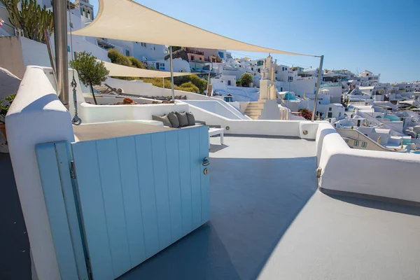 İnanılmaz panoramik manzara, lüks seyahat tatili. Oia şehir merdivenleri, Santorini adasında mavi kapılar, Yunanistan. Caldera, Ege denizi üzerinde mavi kubbeleri olan geleneksel ve ünlü evler ve kiliseler