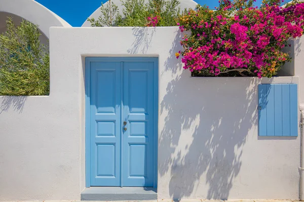 Mavi kapılı güzel beyaz ev