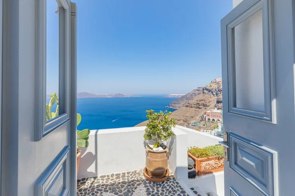 İnanılmaz panoramik manzara, lüks seyahat tatili. Oia şehir merdivenleri, Santorini adasında mavi kapılar, Yunanistan. Caldera, Ege denizi üzerinde mavi kubbeleri olan geleneksel ve ünlü evler ve kiliseler