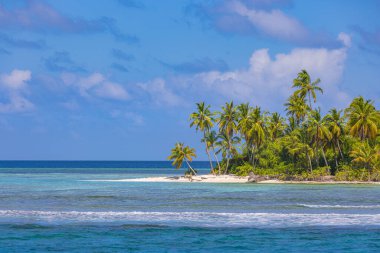 En iyi yaz sahili manzarası. Sakin tropikal ada, cennet kıyısı, deniz lagünü, ufuk, palmiye ağaçları ve kum dalgaları üzerinde güneşli gökyüzü. İnanılmaz bir tatil manzarası geçmişi var. Güzel tatil plajı