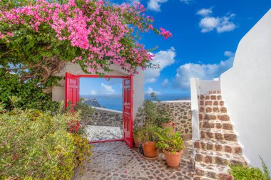 İnanılmaz panoramik manzara, lüks seyahat tatili. Oia şehir merdivenleri, Santorini adasında mavi kapılar, Yunanistan. Caldera, Ege denizi üzerinde mavi kubbeleri olan geleneksel ve ünlü evler ve kiliseler