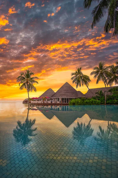 Красивый Тропический Курорт Отелем Закате — стоковое фото
