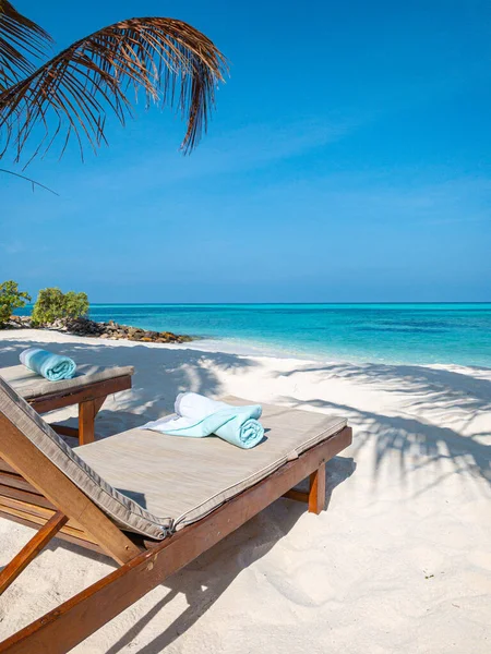 Sedie Sulla Spiaggia Sabbia Vicino Mare Vacanza Estiva Concetto Vacanza — Foto Stock