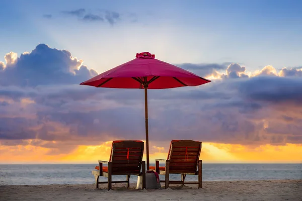 Sedie Sulla Spiaggia Sabbia Vicino Mare Vacanza Estiva Concetto Vacanza — Foto Stock