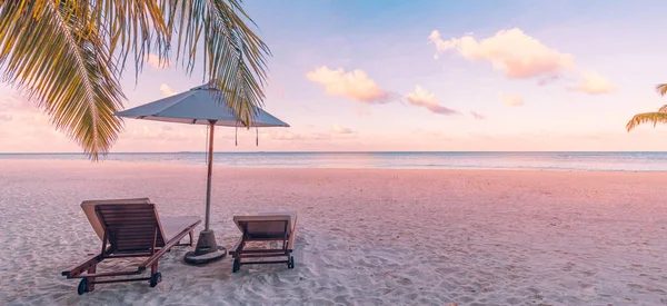 Καρέκλες Στην Αμμώδη Παραλία Κοντά Στη Θάλασσα Καλοκαιρινές Διακοπές Και — Φωτογραφία Αρχείου