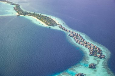 Yaz mevsimi deniz manzarası güzel dalgalar, güneşli bir günde mavi deniz suyu. İHA 'nın üst görüntüsü. Deniz manzarası, inanılmaz tropikal doğa arka planı. Su sıçratan dalgalar ve kumsal kum konseptiyle güzel, parlak deniz.