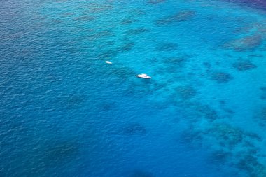 Yaz mevsimi deniz manzarası güzel dalgalar, güneşli bir günde mavi deniz suyu. İHA 'nın üst görüntüsü. Deniz manzarası, inanılmaz tropikal doğa arka planı. Su sıçratan dalgalar ve kumsal kum konseptiyle güzel, parlak deniz.