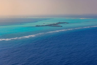 Yaz mevsimi deniz manzarası güzel dalgalar, güneşli bir günde mavi deniz suyu. İHA 'nın üst görüntüsü. Deniz manzarası, inanılmaz tropikal doğa arka planı. Su sıçratan dalgalar ve kumsal kum konseptiyle güzel, parlak deniz.