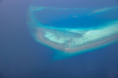 Yaz mevsimi deniz manzarası güzel dalgalar, güneşli bir günde mavi deniz suyu. İHA 'nın üst görüntüsü. Deniz manzarası, inanılmaz tropikal doğa arka planı. Su sıçratan dalgalar ve kumsal kum konseptiyle güzel, parlak deniz.