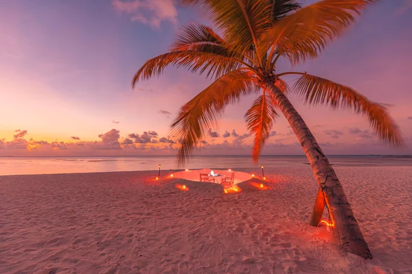 夕暮れ時のビーチでロマンチックなデートのための休憩場所 — ストック写真
