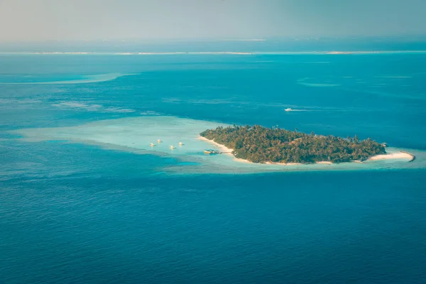 夏天的海景美丽的海浪 蓝色的海水在阳光灿烂的日子里 从无人机俯瞰 海空尽收眼底 令人赞叹的热带自然背景 美丽而明亮的大海 浪花飞溅 海滩沙滩的概念 — 图库照片