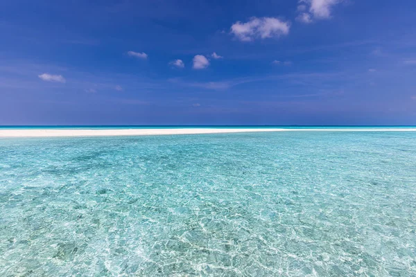 青い空の美しい熱帯のビーチ — ストック写真