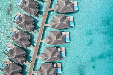 Deniz kıyısındaki bungalovların havadan görünüşü