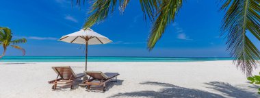 Şemsiyeli ve sandalyeli güzel deniz plajı