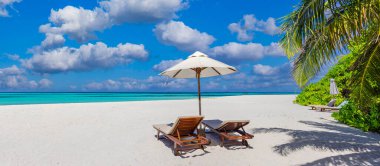 Şemsiyeli ve sandalyeli güzel deniz plajı