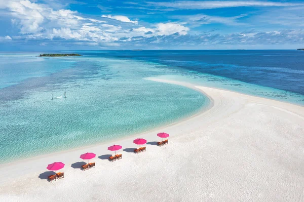 Schöner Strand Mit Sonnenschirm Und Liegestühlen Der Sandküste — Stockfoto