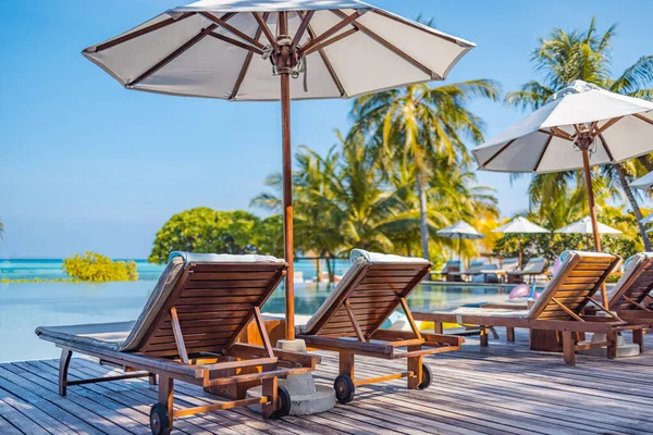 Beautiful Luxury Outdoor Swimming Pool Umbrella Chairs — Stock Photo, Image