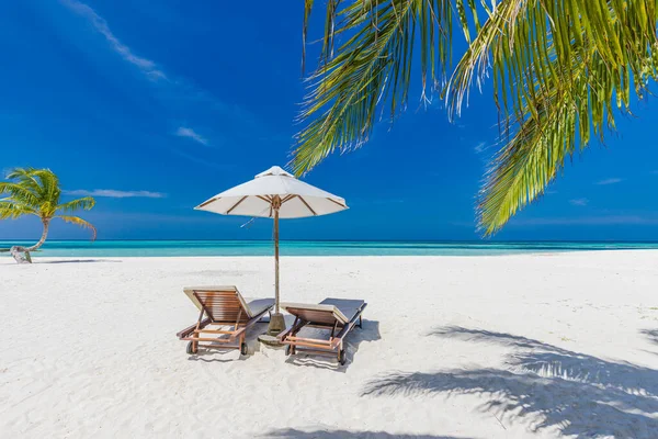 傘と椅子で美しい海のビーチ — ストック写真
