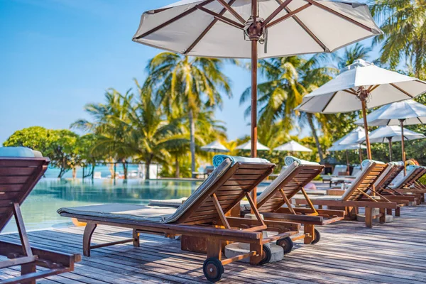 Beautiful Luxury Swimming Pool Umbrella Chairs Resort Hotel — Stock Photo, Image