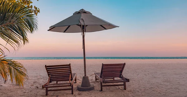 漂亮的海滨椅子和伞 — 图库照片