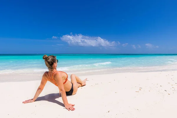 Mulher Bonita Descansando Praia Mar — Fotografia de Stock