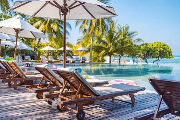 Beautiful Luxury Swimming Pool Umbrella Chairs Resort Hotel — Stock Photo, Image