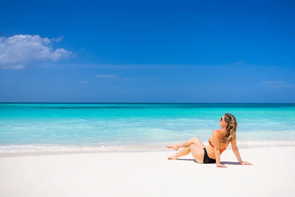 Mulher Bonita Descansando Praia Mar — Fotografia de Stock