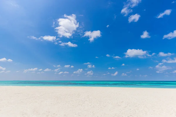 Piękna Tropikalna Plaża Morska Słoneczny Dzień — Zdjęcie stockowe