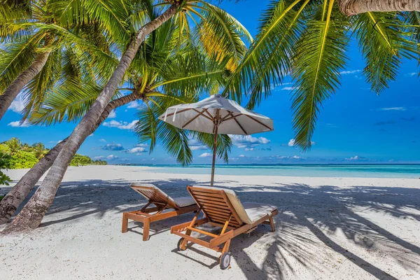 Şemsiyeli Sandalyeli Güzel Deniz Plajı — Stok fotoğraf