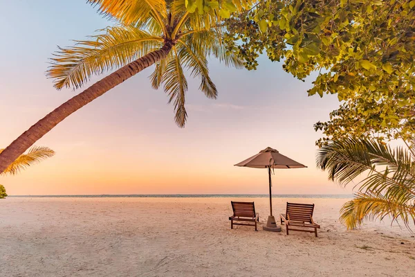 Krásná Tropická Mořská Pláž Deštníkem Židlemi Při Západu Slunce — Stock fotografie