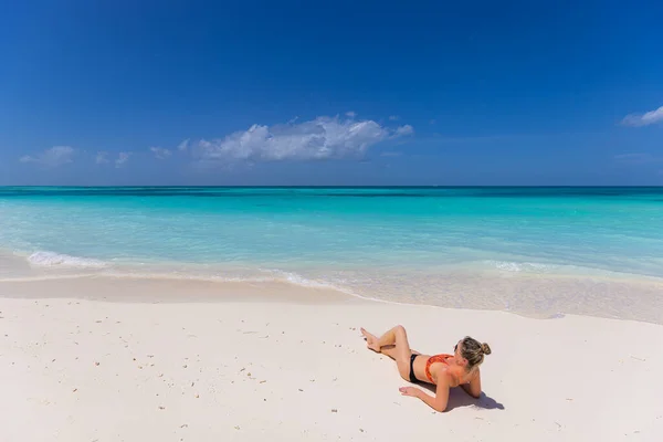 Mulher Bonita Descansando Praia Mar — Fotografia de Stock
