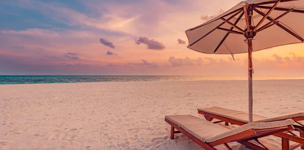 Schöner Meeresstrand Mit Sonnenschirm Und Liegestühlen Bei Sonnenuntergang — Stockfoto