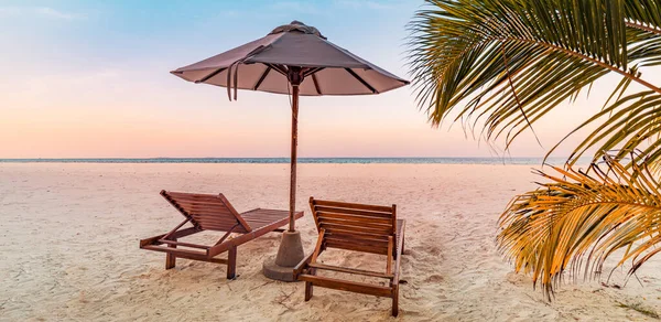 美丽的热带海滨 夕阳西下有雨伞和椅子 — 图库照片