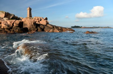 pembe eski deniz feneri brittany Atlantik Sahil kayalar
