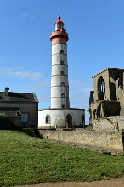 Farol velho em rochas costa atlântica da Bretanha — Fotografia de Stock