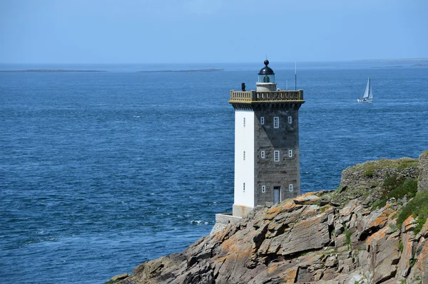 Lighthouse on the rocky coast of the Atlantic Ocean — Stock Photo, Image