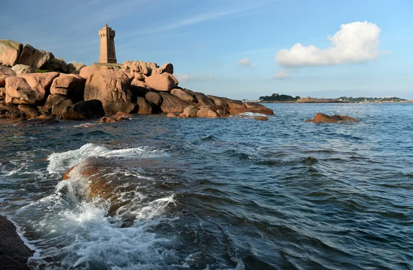 Antiguo faro en las rocas rosadas Costa atlántica de Bretaña Imágenes de stock libres de derechos