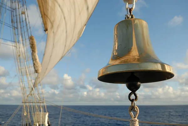 Морской колокол и паруса — стоковое фото