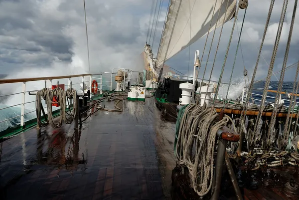 Nave a vela in tempesta sull'oceano — Foto Stock