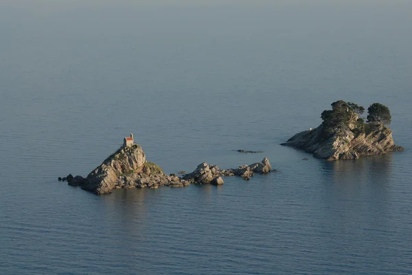 Ostrov byl Katić a sveta nedjelja z petrovac, Černá Hora — Stock fotografie