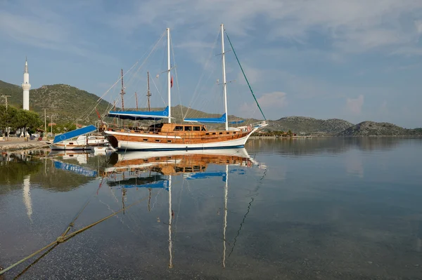 Velho veleiro de madeira na baía do mar — Fotografia de Stock