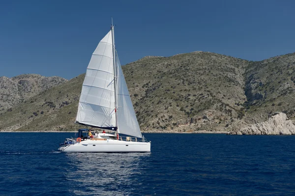 Yate de vela alrededor de la hermosa isla —  Fotos de Stock