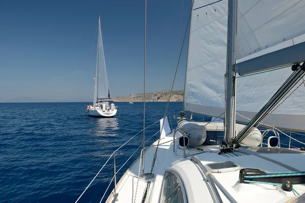 Zwei Boote im Meer bei der Regatta Stockbild