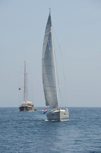 Yate de vela y velero en el mar — Foto de Stock