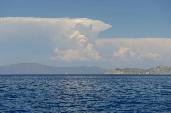 Όμορφη θάλασσα και σύννεφα ουρανό Εικόνα Αρχείου